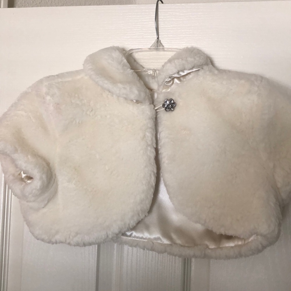 Girls Gymboree faux fur shrug. Good condition. (M)